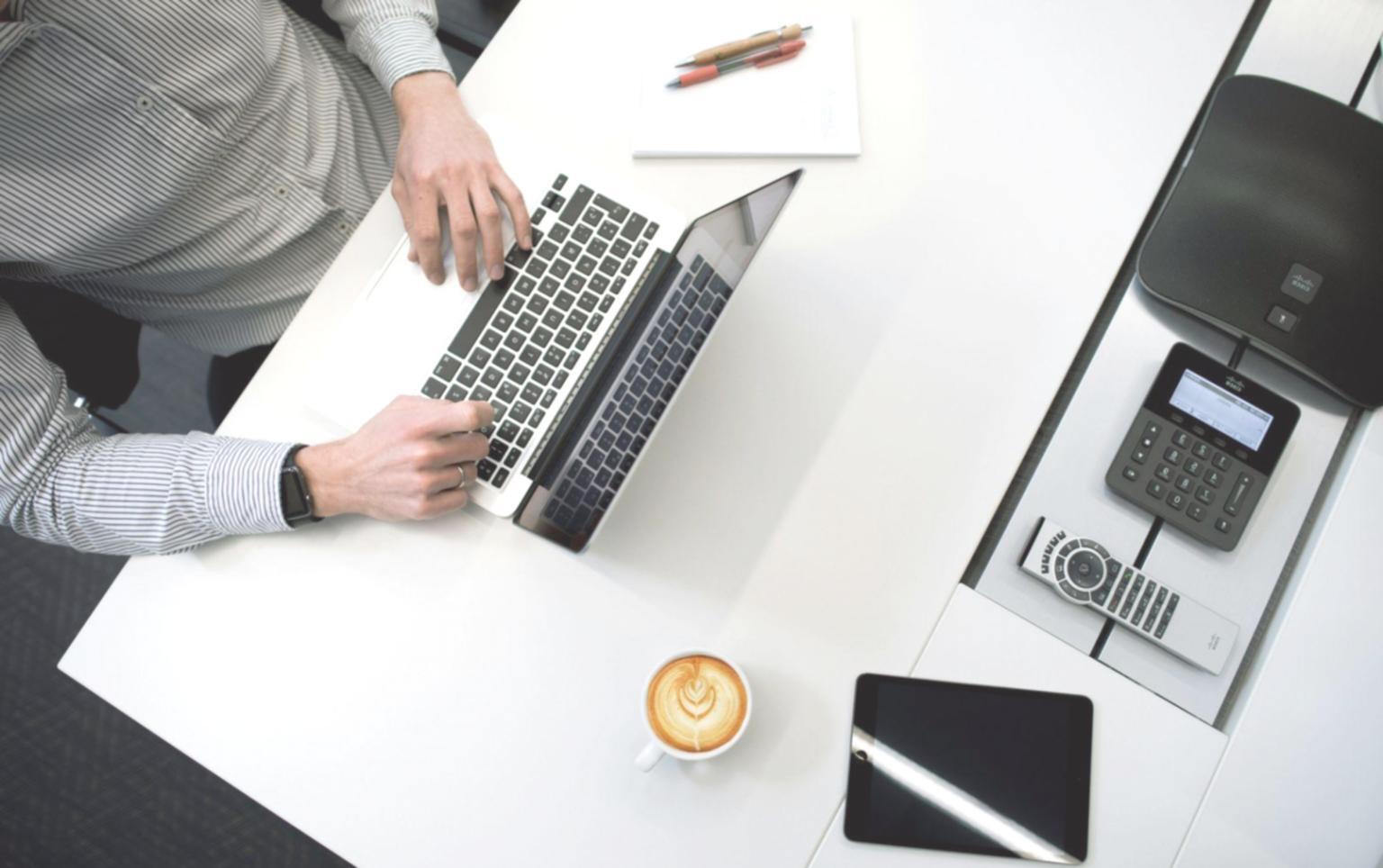 Команда сотрудников работает над финансовыми планами в современном офисе